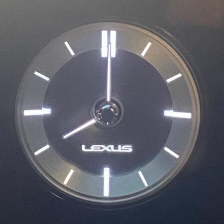 Servicio de taxi 24 horas en Madrid. Imagen del reloj del interior del coche Lexus.