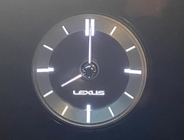 Servicio de taxi 24 horas en Madrid. Imagen del reloj del interior del coche Lexus.