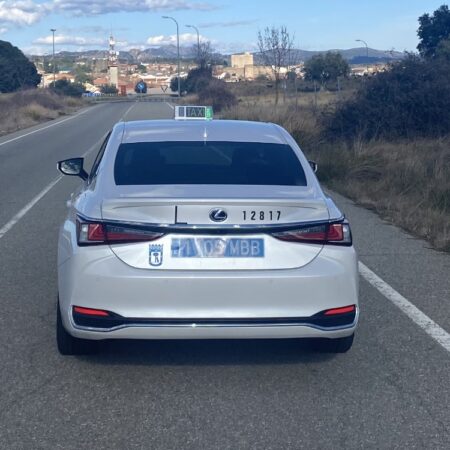 Imagen de la parte de atrás de un taxi de lujo en la carretera.