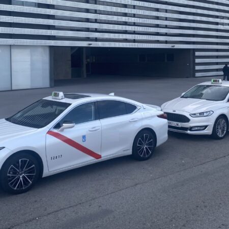 Fotografía de la flota de taxis de Taxi Buleo. Servicio de taxis para empresas.